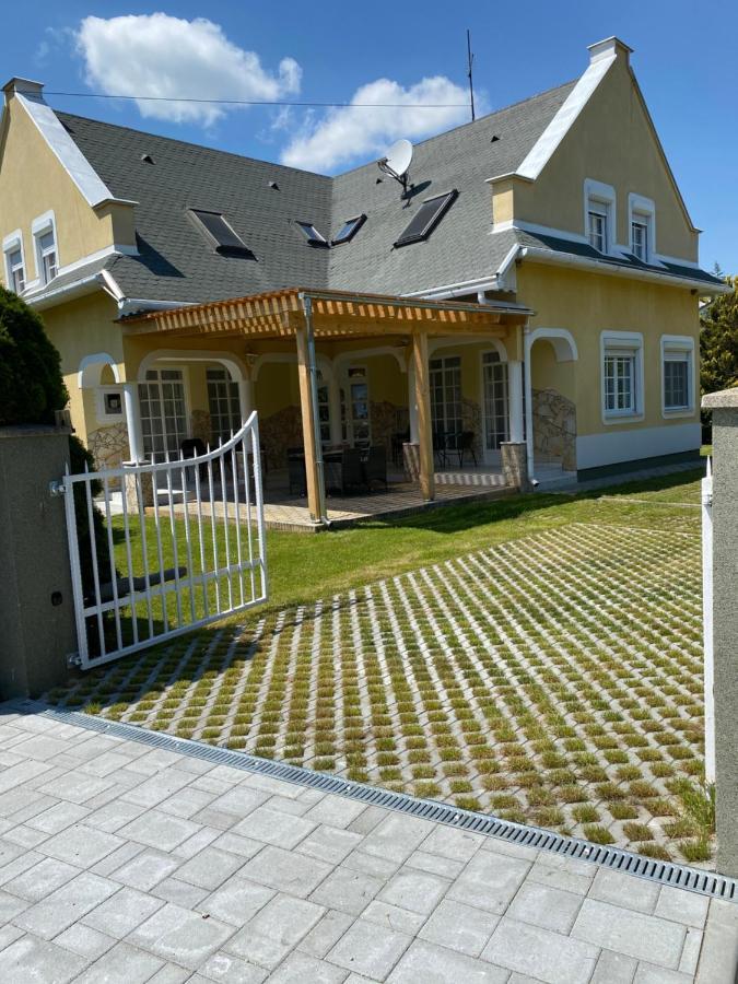 Pacsirta Apartman Ленти Екстериор снимка