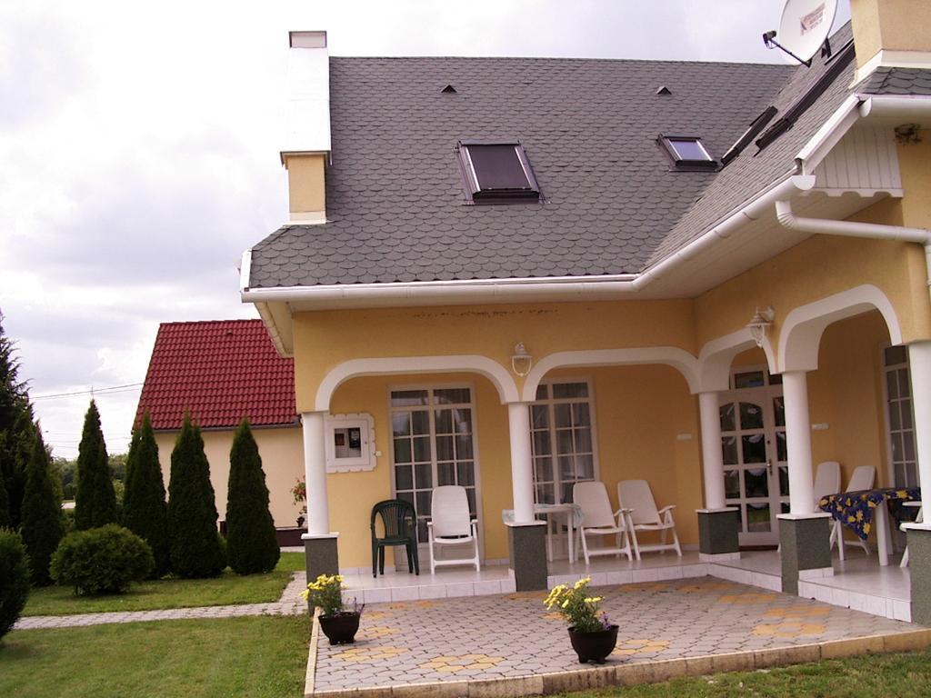 Pacsirta Apartman Ленти Екстериор снимка
